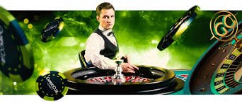 Tim linktogel membahas deposit di meja kerja